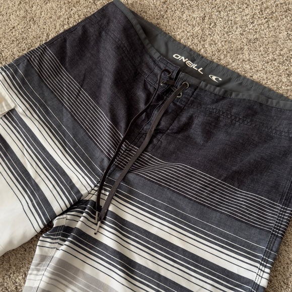 O’Neill Men’s white and grey Striped Board Shorts size 34 - Picture 2 of 11